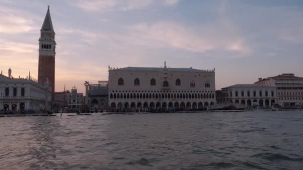 Campanile Tower and Doges Palace at St. Marks Square in Venice Italia — Vídeos de Stock