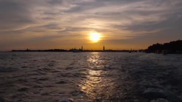 Campanile toren en het Doges paleis op het San Marcoplein in Venetië Italië — Stockvideo