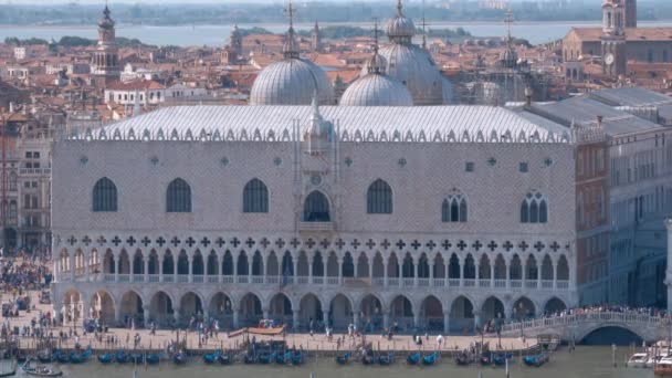 Campanile πύργο και το παλατι των δογηδων στην πλατεία του Αγίου Μάρκου στη Βενετία Ιταλία — Αρχείο Βίντεο
