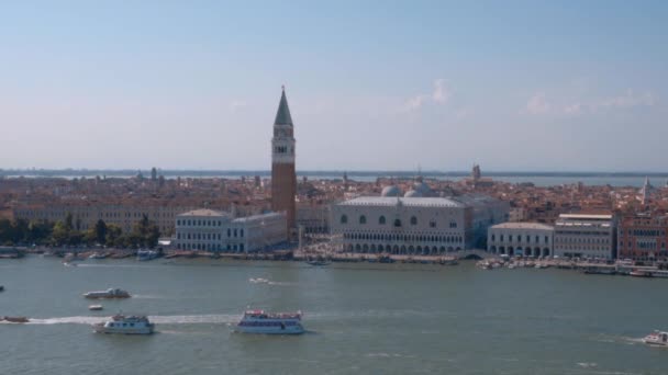 Campanile Tower and Doges Palace at St. Marks Square in Venice Italia — Vídeos de Stock