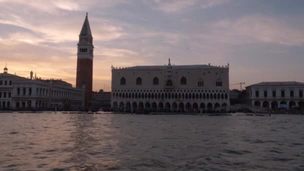 Campanile věž a Dóžecího paláce na náměstí svatého Marka v Benátkách — Stock video