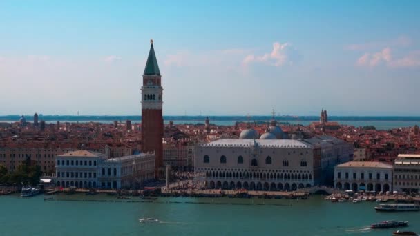 Glockenturm und Dogenpalast am Markusplatz in Venedig — Stockvideo