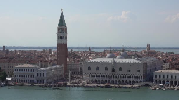 Campanile věž a Dóžecího paláce na náměstí svatého Marka v Benátkách — Stock video