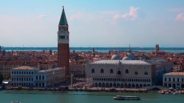 Campanile Tower i Pałac Dożów w St. Marks Square w Wenecja Włochy — Wideo stockowe