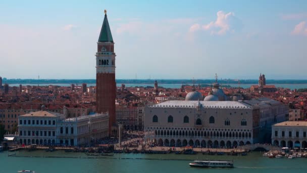 Campanile tornet och Doges Palace vid Markusplatsen i Venedig Italien — Stockvideo