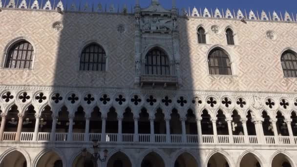 Glockenturm und Dogenpalast am Markusplatz in Venedig — Stockvideo