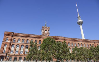 Berlin Belediye Binası ve Tv Kulesi