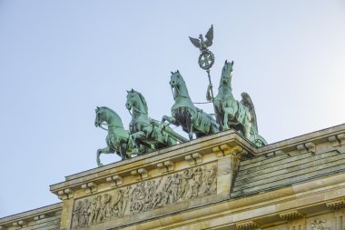 Berlin 'in ünlü Brandenburg kapısındaki Quadriga heykeli Brandenburger Tor