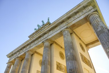Berlin 'deki Brandenburg Kapısı' nın adı Brandenburger Tor.