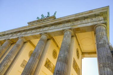 Berlin 'deki Brandenburg Kapısı' nın adı Brandenburger Tor.