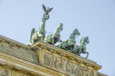 Berlin 'in ünlü Brandenburg kapısındaki Quadriga heykeli Brandenburger Tor