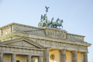 Berlin 'in ünlü Brandenburg kapısındaki Quadriga heykeli Brandenburger Tor
