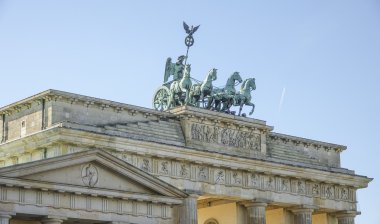 Berlin 'in ünlü Brandenburg kapısındaki Quadriga heykeli Brandenburger Tor