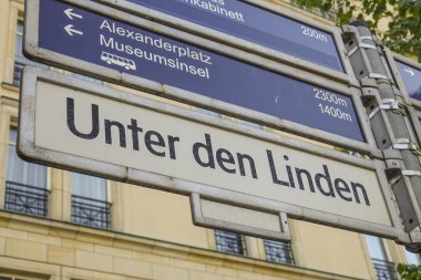 Ünlü sokak Unter den Linden Berlin'de sokak tabelası