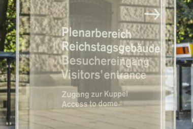 Alman Federal Meclisi Federal hükümet ofis girişine doğru oturum