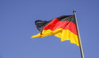 Alman Bayrağı rüzgarda dalgalanıyor