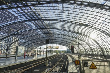 Şaşırtıcı ve futuristic cam bina, Berlin Merkez İstasyonu - Berlin Hauptbahnhof
