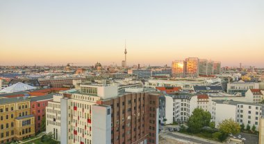 Günbatımı üzerinde Berlin şehri Almanya - havadan görünümü