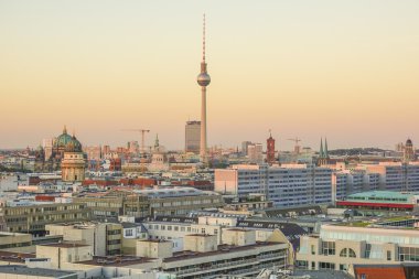 Günbatımı üzerinde Berlin şehri Almanya - havadan görünümü