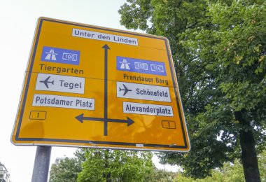 Berlin'deki ünlü bölgelerine yön işaretleri
