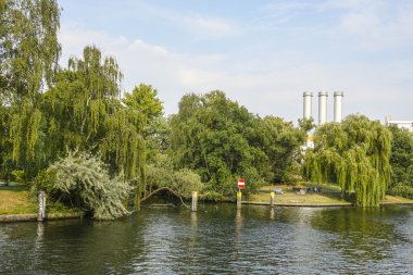 Spree Nehri kıyısında, muhteşem doğa