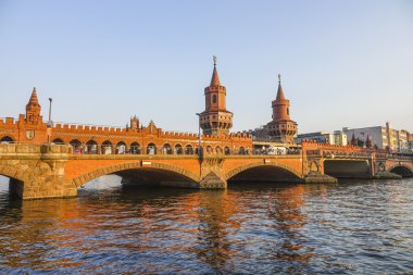Berlin 'deki Spree Nehri üzerindeki en güzel gelin - Oberbaumbruecke