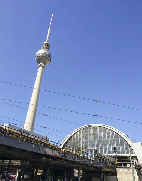 Torre de TV en Berlín Alexanderplatz - llamada Fernsehturm — Foto de Stock