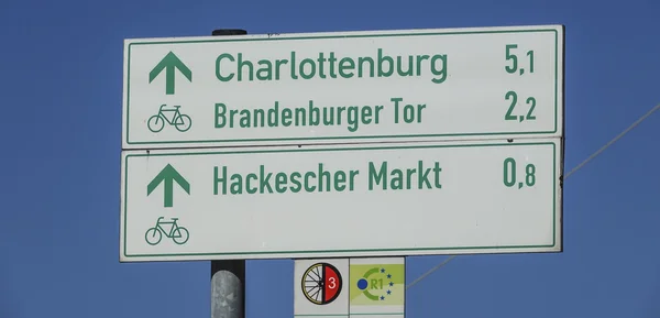 Direction signs to famous tourist attraction in Berlin — Stock Photo, Image