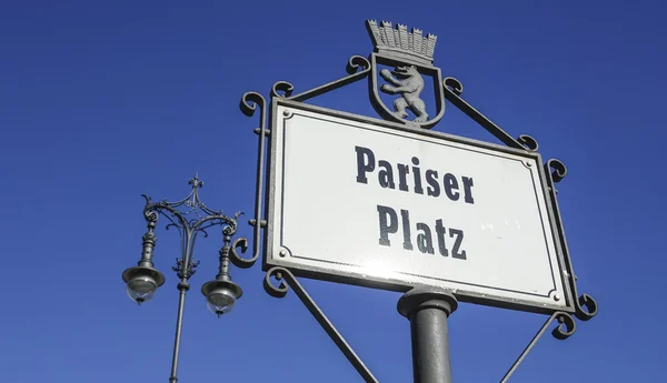 Famous Parijs plein genaamd Pariser Platz in Berlijn — Stockfoto