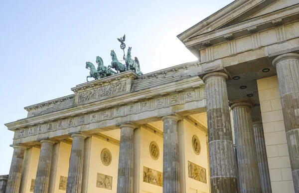 Słynna Brama Brandenburska w Berlinie o nazwie Brandenburger Tor — Zdjęcie stockowe