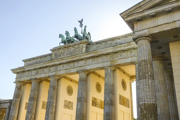A híres berlini Brandenburgi kapu neve Brandenburger Tor. — Stock Fotó