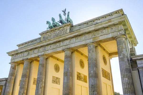 Słynna Brama Brandenburska w Berlinie o nazwie Brandenburger Tor — Zdjęcie stockowe