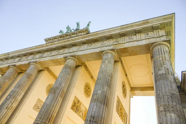 A híres berlini Brandenburgi kapu neve Brandenburger Tor. — Stock Fotó