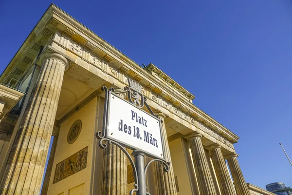 Famosa Puerta de Brandenburgo en Berlín llamada Brandenburger Tor —  Fotos de Stock