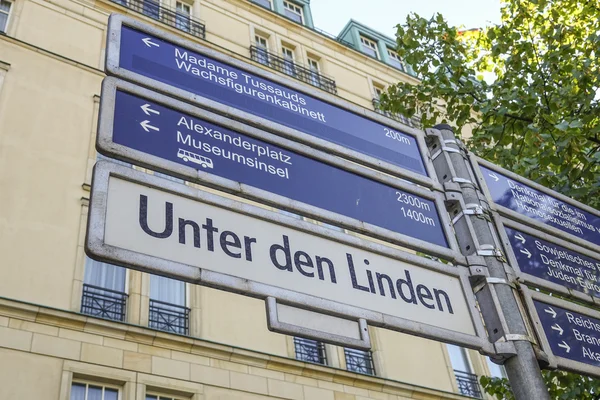 A híres utcai Unter den Linden Berlin utcatábla — Stock Fotó