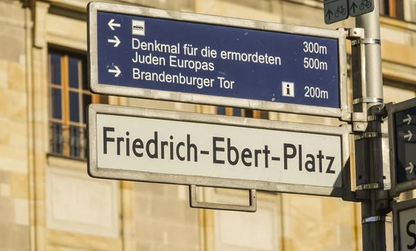 Ulica znak Friedrich Ebent Platz w Berlinie — Zdjęcie stockowe