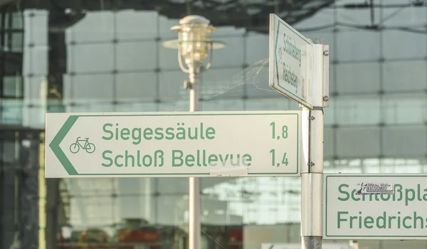Πινακίδες κατεύθυνσης στο κεντρικό σιδηροδρομικό σταθμό Berlin — Φωτογραφία Αρχείου