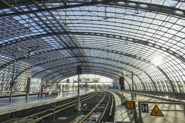 Verbazingwekkend en futuristisch glazen gebouw van Berlin Central Station - Berlin Hauptbahnhof — Stockfoto