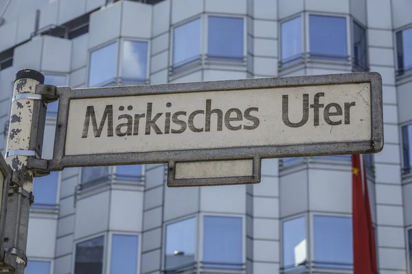 Straatnaambord Maerkisches Ufer in Berlijn — Stockfoto