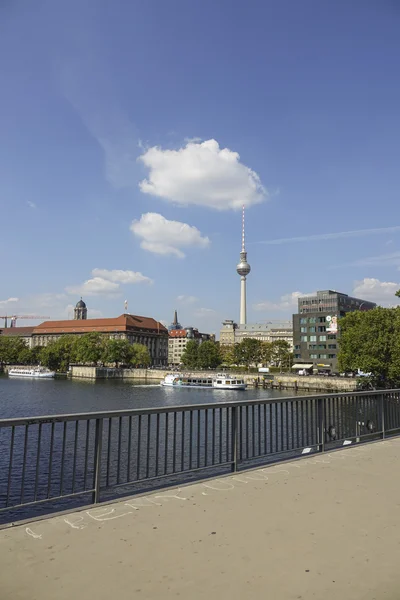 Hermosa Berlín con el río Spree en el puente Jannowitz — Foto de Stock