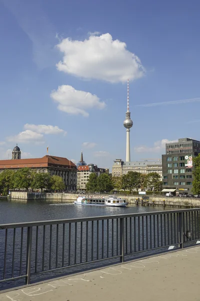 Hermosa Berlín con el río Spree en el puente Jannowitz — Foto de Stock