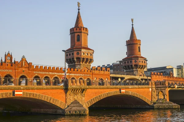 Puente de Oberbaum en Berlín al atardecer — Foto de Stock