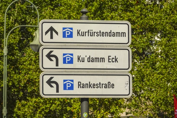 베를린 Kurfuerstendamm에 교통 표지판 — 스톡 사진