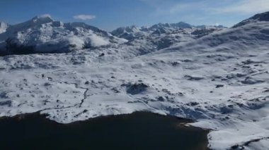 İsviçre 'de güzel bir buzulun üzerindeki hava manzarası.