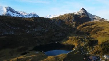 İsviçre Alplerinde Blausee adında güzel bir dağ gölü var.