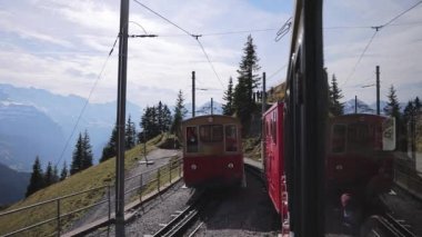 İsviçre 'deki Schynige Platte Dağı' ndaki ünlü çarklı tren yolu - BERN, SWitzERLAND - 9 Ekim 2020