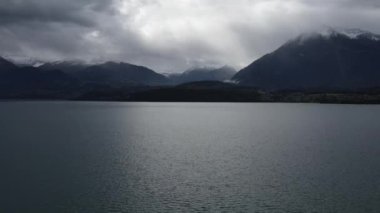 İsviçre 'deki güzel Thun Gölü