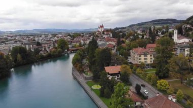 İsviçre 'deki Thun şehrinin hava manzarası