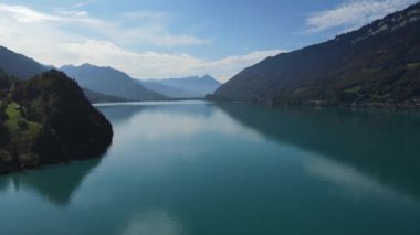 İsviçre 'deki Brienz Gölü' nün mavi sularıyla