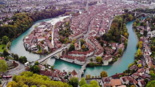 Flyg över staden Bern i Schweiz - huvudstaden ovanifrån — Stockvideo